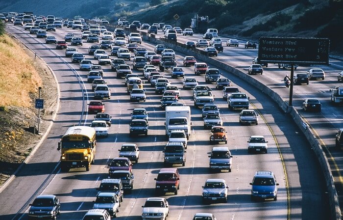 Provoz na víceproudé dálnici v Los Angeles se silničním značením