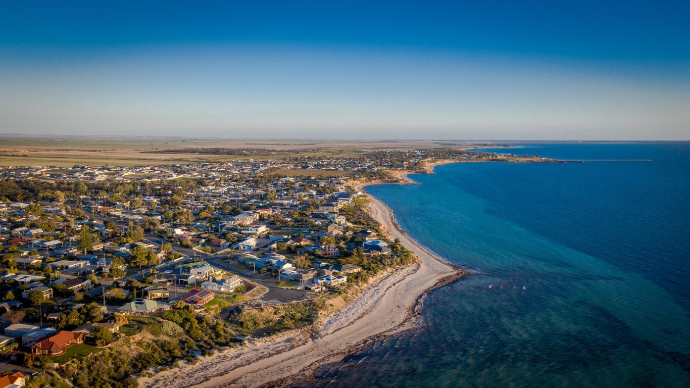 Cityscape of Adelaide with a park in the foreground